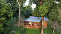 A peaceful tiny cabin with sweeping views of the mountains.