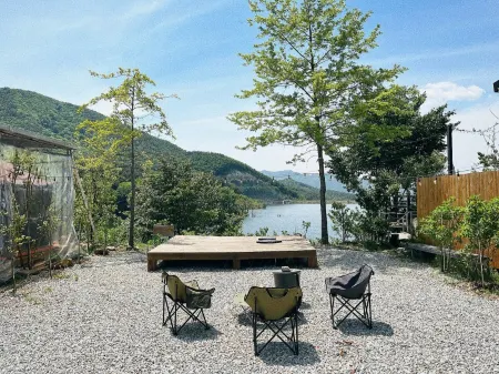 Jinan Lake Pension Отели в г. Чинан