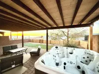 Romantic Hot Tub w/water view. Cute 3-bd Villa w/2 King beds and ensuite baths.