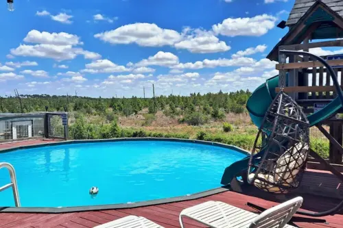 5-bedroom house in delightful Bastrop with fitness room, WiFi, AC
