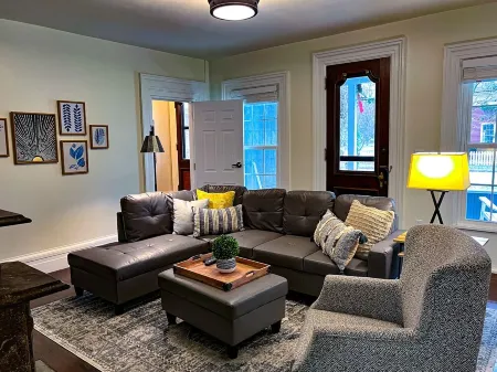 Set within a beautifully restored 19th century home in the heart of Watkins Glen Отели рядом с достопримечательностью «Парк штата Уоткинс Глен»