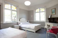 Lowena Cafe and Accommodation Hotel di West Hobart
