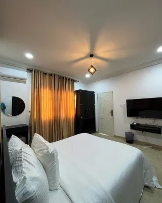 REENS APARTMENT
