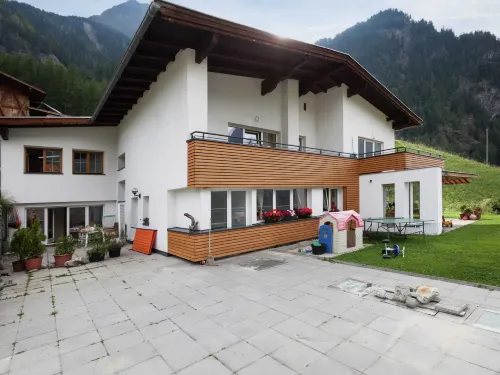 Spacious Apartment in Längenfeld Near Ötz Valley Alps - parkir