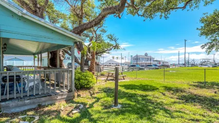 Charming House 1/2 Block from Bay