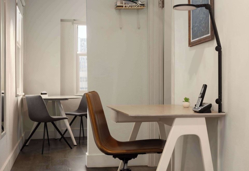 [레지드 시애틀 다운타운의 세련된 욕실]