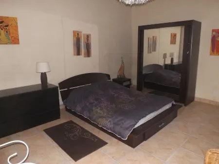 Urban premium ground floor cottage for 2-6 pers historic Fougeres, Label House of Fr. Отели в г. Фужер