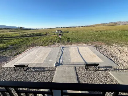 Private Hot Tub and P-Ball/B-Ball Court! Ideal Beach Access, and Golf Nearby!