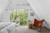 The Coast & Country Cottage - balcony