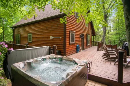 Iron Mountain Lodge 3 Bedroom Cabin by RedAwning