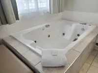Travelodge by Wyndham Golden Sportsman Lodge - Hot Tub