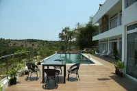 The Vana Valley Retreat - Pools