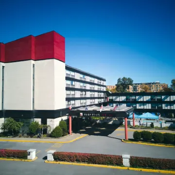 Hotel Ruby Foo's Hotels near Mount Royal Park