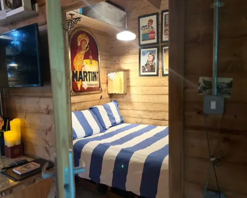 Retro Lodge nr Dartoor with Hot Tub & Opt Sauna Hotels in Bovey Tracey