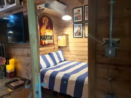 Retro Lodge nr Dartoor with Hot Tub & Opt Sauna