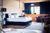 Urban Hotel the Golden Stork - parking