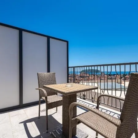 Rooftop Apartments & Rooms