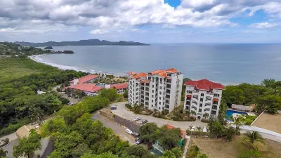 Elegant Oceanview Condo with Spacious Open-Concept Floor Plan and Inviting Beach Design Hotels in der Nähe von Playa Flamingo