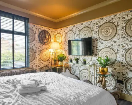 Luxury Versace Sleeps10 HotTub Pool Table Skytv Hotels in Leyton