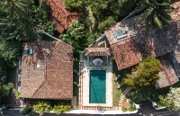 Beautifully Renovated Family Village House Within Walking Distance to the Beach