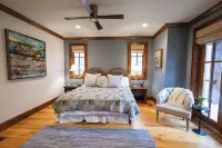 BEAR'S DEN  - Spacious mountain home on river game room & fire pit in Burlingame - ジャグジー