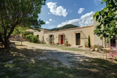 Les Gargoulettes Hotels in Lourmarin