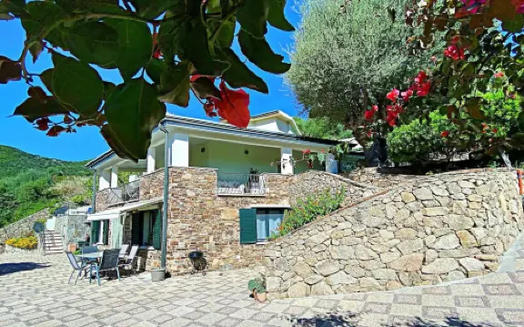 Villa with Terrace overlooking the Sea