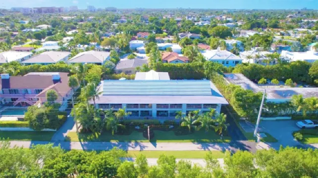 Beachside 2BR/2BA - Pool, Balcony, Parking - Steps to the beach