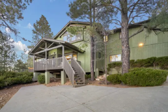 Hot Tub, Game Room and Multiple Fireplaces - Stunning Retreat