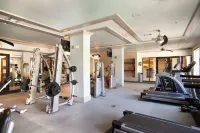Infinity-Edge Pool, Game Lounge, and Lavish Gardens - Stylish Retreat