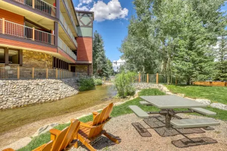 Cozy Ski-in Condo with Gas Fireplace and Hot Tubs - Elegant Retreat