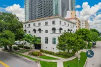 Roami at the Palace | 4 Bed Combo | 2 Units Hotels in Design District