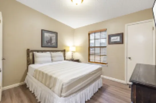 Charming Lakefront Escape with Cozy Fireplace - Delightful Bungalow Retreat