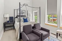 Modern Comfort and Prime Location Amenities - Chic Stylish Retreat Hôtels à : Fayetteville