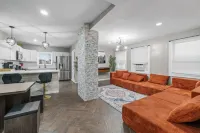 Modern Comfort and Easy NYC Transit Access - Stylish Escape