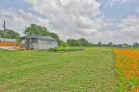 Charming Cottage with Cozy Loft and Cedar Porch - Delightful Hill Country Retreat فنادق في Blanco