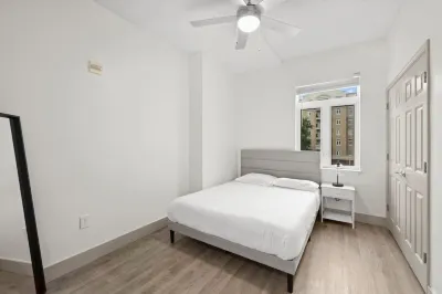 Spacious Apt in Uptown w/Balcony Hotels near Pier 1