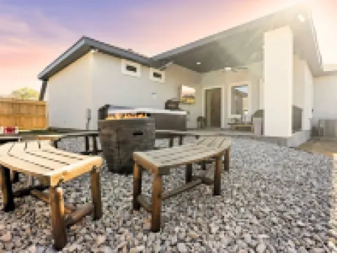 Modern Lakeside Retreat with arcade Games, & Jacuzzi – 5 Mins to Lake! Hoteles en Marble Falls