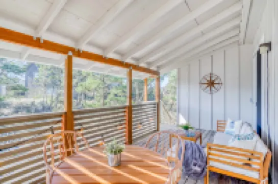 Cozy Beach House with Hot Tub and Arcade - Charming Ocean Retreat