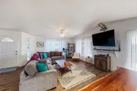 Serene waterfront haven with lake views, fenced yard & home office Hotels in Curry County