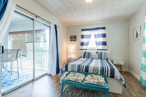 Charming Coastal Retreat with Surfboard and Beach Goodies - Inviting Escape