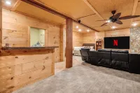 Charming Log Cabin with Deck and Fireplace - Cozy Woodland Retreat Hotel di Burnsville