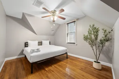 Expansive Living Space and High-Speed Wi-Fi - Cozy Urban Escape