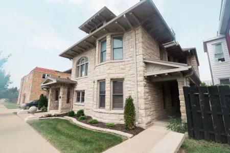 Spacious Loft with Balcony and Cozy Kitchen - Charming Urban Retreat
