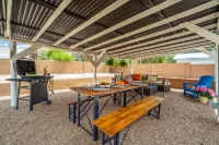 Spacious Backyard and Cozy Interiors - Inviting Family Retreat Hotels in Tesuque