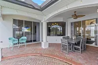 Private Pool, Hot Tub and Waterfront Views - Spacious Tranquil Escape Hotel di Cape Coral