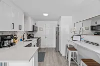 Shared Outdoor Amenities and Fully Equipped Kitchen - Cozy Retreat Hotels in Hillsborough County