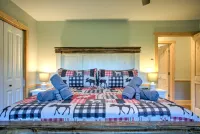 Tranquil River Views and Game Room - Charming Country Haven 藍嶺山道附近的飯店