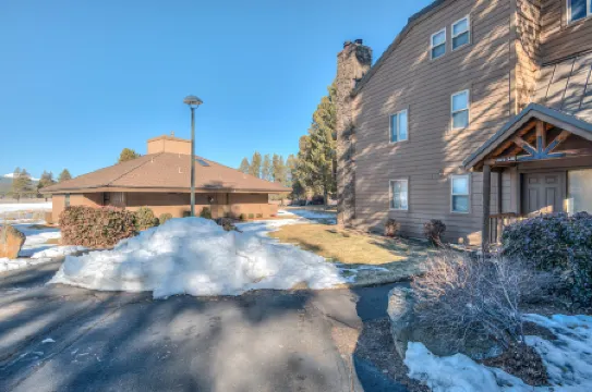 Charming Studio with Fireplace and Kitchenette - Cozy Retreat