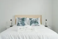 Serene Retreat - Private Patio, Fast Wifi, On-site Laundry